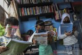 Sejumlah anak-anak belajar secara mandiri di gubuk baca ketapang Desa Kalijaya, Cikarang, Kabupaten Bekasi, Jawa Barat, Minggu (31/1/2021). Perpustakaan yang dibuat secara swadaya pada tahun 2018 tersebut dimanfaatkan sebagai sarana belajar mandiri oleh anak-anak sekitar saat pandemi COVID-19. ANTARA FOTO/Fakhri Hermansyah/hp.