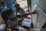 Sejumlah anak mengikuti kegiatan belajar di gubuk baca ketapang, di Desa Kalijaya, Cikarang, Kabupaten Bekasi, Jawa Barat, Minggu (31/1/2021). Perpustakaan yang dibuat secara swadaya pada tahun 2018 tersebut dimanfaatkan sebagai sarana belajar mandiri oleh anak-anak sekitar saat pandemi COVID-19. ANTARA FOTO/ Fakhri Hermansyah/hp.