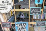 Sejumlah anak belajar secara mandiri di gubuk baca ketapang, di Desa Kalijaya, Cikarang, Kabupaten Bekasi, Jawa Barat, Minggu (31/1/2021). Perpustakaan yang dibuat secara swadaya pada tahun 2018 tersebut dimanfaatkan sebagai sarana belajar mandiri oleh anak-anak sekitar saat pandemi COVID-19. ANTARA FOTO/Fakhri Hermansyah/hp.
