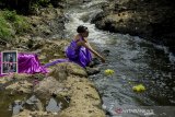 Seniman yang tergabung dalam Kelompok Anak Rakyat (Lokra) melakuan ritual larung usai tarian mengenang Inggit Garnasih di Bantaran Sungai Cikapundung, Bandung, Jawa Barat, Senin  (1/2/2021). Kegiatan tersebut merupakan rangkaian awal dari Bulan Cinta Ibu Bangsa Inggit Garnasih ke-7 yang bertujuan untuk mengenang serta menyosialisasikan peran dan jasa mantan istri Presiden Sukarno dalam persepektif perempuan di Indonesia. ANTARA JABAR/Novrian Arbi/agr