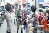 Ribuan masker dibagikan kepada pengunjung Pasar Gede Solo