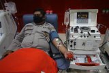 Anggota polisi dari Polrestabes Surabaya mengikuti donor plasma konvalesen di Unit Transfusi Darah (UTD) PMI Kota Surabaya, Jawa Timur, Selasa (2/2/2021). Donor plasma konvalesen yang diikuti sekitar 40 anggota Polrestabes Surabaya tersebut untuk membantu pasien COVID-19 yang tengah dirawat sekaligus mengkampanyekan gerakan 