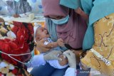 Petugas kesehatan memberikan vaksin polio dengan cara disuntikan kepada seorang anak balita saat imunisasi di Posyandu Kuta Alam, Banda Aceh, Aceh, Selasa (2/2/2021). Program imunisasi rutin dan lengkap yang diluncurkan pemerintah, terdiri dari imunisasi IPV yang disertai pemberian vitamin A tersebut untuk melindungi anak dari virus polio dan bahaya kelumpuhan. ANTARA FOTO/Ampelsa.