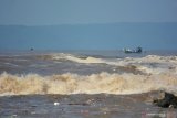 Perahu nelayan pulang dari melaut di pantai Puger, Jember, Jawa Timur, Senin (1/2/2021).  BMKG memperingatkan gelombang tinggi lebih dari 2,5 meter di perairan selatan Jawa Timur disertai hujan, sehingga nelayan diminta waspada saat melaut. Antara Jatim/Seno/zk