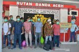 Sejumlah warga binaan menunggu keluarga saat pembebasan di Rumah Tanahanan (Rutan) kelas II-B, Desa Kajhu, Aceh Besar, Aceh, Rabu (3/2/2021). Untuk tahap awal tahun 2021, Kementerian Hukum dan HAM membebaskan sebanyak 16 warga binaan di Aceh untuk menjalani asimilasi di rumah dalam upaya mencegah penyebaran Virus Corona (COVID-19). Antara Aceh/Ampelsa.