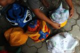 Perajin membuat kerajinan barongsai kecil di Surabaya, Jawa Timur, Kamis (4/2/2021). Kerajinan yang dibuat dari bahan kertas bekas itu dijual dengan harga Rp50 ribu sampai Rp350 ribu tergantung ukuran dan tingkat kesulitannya. Antara Jatim/Didik/Zk