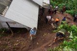 Bencana Tanah Longsor di Madiun. Petugas gabungan membersihkan reruntuhan tanah longsor di Desa Kepel, Kare, Kabupaten Madiun, Jawa Timur, Kamis (4/2/2021). Hujan deras yang terjadi di wilayah tersebut pada Rabu (3/2) malam mengakibatkan tanah longsor yang menimpa rumah warga. Antara Jatim/Siswowidodo/zk