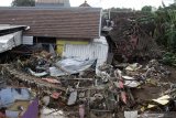 Puing-puing rumah menumpuk usai banjir bandang di Desa Kepulungan, Gempol, Pasuruan, Jawa Timur, Kamis (4/2/2021). Banjir bandang akibat Sungai Kambeng meluap tersebut mengakibatkan 11 rumah rusak parah, tiga rata dengan tanah dan puluhan rumah rusak ringan. Antara Jatim/Umarul Faruq/ZK