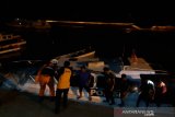 Satpolair Baubau mengevakuasi korban kecelakaan kapal terbalik