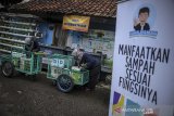 Warga mengolah sampah organik sisa dari dapur rumah tangga di Cihaurgeulis, Bandung, Jawa Barat, Jumat (5/2/2021). Pemerintah Kota Bandung menginisiasi program Kawasan Bebas Sampah dengan menggunakan metode kurangi, pisahkan dan manfaatkan guna menjaga lingkungan tetap bersih serta kontribusi dalam pengurangan sampah yang akan di buang ke tempat pembuangan akhir (TPA). ANTARA JABAR/Raisan Al Farisi/agr