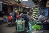 Warga mengolah sampah organik sisa dari dapur rumah tangga di Cihaurgeulis, Bandung, Jawa Barat, Jumat (5/2/2021). Pemerintah Kota Bandung menginisiasi program Kawasan Bebas Sampah dengan menggunakan metode kurangi, pisahkan dan manfaatkan guna menjaga lingkungan tetap bersih serta kontribusi dalam pengurangan sampah yang akan di buang ke tempat pembuangan akhir (TPA). ANTARA JABAR/Raisan Al Farisi/agr