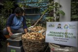 Warga mengolah cangkang telur sisa dari dapur rumah tangga untuk dijadikan pupuk di Cihaurgeulis, Bandung, Jawa Barat, Jumat (5/2/2021). Pemerintah Kota Bandung menginisiasi program Kawasan Bebas Sampah dengan menggunakan metode kurangi, pisahkan dan manfaatkan guna menjaga lingkungan tetap bersih serta kontribusi dalam pengurangan sampah yang akan di buang ke tempat pembuangan akhir (TPA). ANTARA JABAR/Raisan Al Farisi/agr