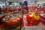 Pengunjung mencari pernak-pernik untuk perayaan Tahun Baru Imlek 2572 di Pasar Atom Mall, Surabaya, Jawa Timur, Kamis (4/2/2021). Pernak-pernik Imlek seperti amplop untuk angpao, hiasan dinding, barongsai mini, lampion dan aksesoris lainnya tersebut dijual dengan harga mulai Rp5.000 hingga Rp4 juta. Antara Jatim/Moch Asim/zk.