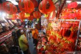 Pengunjung mencari pernak-pernik untuk perayaan Tahun Baru Imlek 2572 di Pasar Atom, Surabaya, Jawa Timur, Kamis (4/2/2021). Pernak-pernik Imlek seperti amplop untuk angpao, hiasan dinding, barongsai mini, lampion dan aksesoris lainnya tersebut dijual dengan harga mulai Rp5.000 hingga Rp4 juta. Antara Jatim/Moch Asim/zk.
