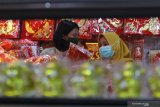 Pengunjung mencari pernak-pernik untuk perayaan Tahun Baru Imlek 2572 di Pasar Atom, Surabaya, Jawa Timur, Kamis (4/2/2021). Pernak-pernik Imlek seperti amplop untuk angpao, hiasan dinding, barongsai mini, lampion dan aksesoris lainnya tersebut dijual dengan harga mulai Rp5.000 hingga Rp4 juta. Antara Jatim/Moch Asim/zk.