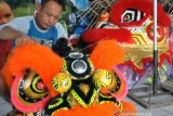 Perajin menyelesaikan pembuatan Barongsai di Kelurahan Babakan Pasar, Kota Bogor, Jawa Barat, Sabtu (23/1/2021). Barongsai yang dijual mulai Rp5 juta dan Liong seharga Rp8 juta tersebut kemudian dipasarkan ke sejumlah wilayah di Jabodetabek, Medan, Padang, Palembang, Pontianak dan Makassar. ANTARA FOTO/Arif Firmansyah/aww.