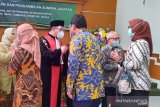 Dr. Iman Luqmanul Hakim, SH., M.Hum ketika mendapat ucapan selamat, usai di lantik dan pengambilan sumpah jabatan sebagai Wakil Ketua Pengadilan Negeri Depok, Jumat (5/02/2021)