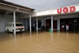 Kondisi Klinik unit gawat darurat (UGD) yang tergenang banjir di Desa Gondangmanis, Kecamatan Bandar Kedungmulyo, Kabupaten Jombang, Jawa Timur, tergenang banjir, Kamis (4/2/2021). Banjir yang disebabkan meluapnya Sungai avur Brawijaya di desa setempat mengakibatkan kemacetan sepanjang satu kilometer dan menggenangi puluhan rumah. ANTARA FOTO/Syaiful Arif/rwa.