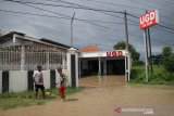 Klinik unit gawat darurat (UGD) di Desa Gondangmanis, Kecamatan Bandar Kedungmulyo, Kabupaten Jombang, Jawa Timur, tergenang banjir, Kamis (4/2/2021). Banjir yang disebabkan meluapnya sungai avur Brawijaya di desa setempat mengakibatkan kemacetan kendaraan mengular hingga 1 kilometer, selain itu juga menggenangi puluhan rumah serta warung makan. Antara Jatim/Syaiful Arif/zk.