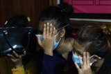 Tiga orang remaja menutup wajah saat menjalani pemeriksaan di Polsek Pontianak Selatan, Pontianak, Kalimantan Barat, Kamis (4/2/2021). Polsek Pontianak Selatan bersama Komisi Perlindungan dan Pengawasan Anak daerah (KPPAD) Kalbar mengamankan sebanyak 17 remaja pelaku Tindak Pidana Perdagangan Orang (TPPO) yang diduga terlibat prostitusi daring di dua hotel berbeda di Pontianak, dan sebanyak 10 orang di antaranya merupakan anak di bawah umur. ANTARA FOTO/Jessica Helena Wuysang/rwa.