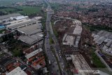 Foto udara proyek pembangunan Simpang Susun Cileunyi di Kabupaten Bandung, Jawa Barat, Sabtu (6/2/2021). Proyek yang ditujukan untuk mengurai kemacetan di Cileunyi serta menjadi bagian penyambung menuju proyek strategis nasional Tol Cisumdawu tersebut ditargetkan rampung pada pertengahan 2021 mendatang. ANTARA JABAR/Raisan Al Farisi/agr