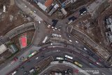 Foto udara proyek pembangunan Simpang Susun Cileunyi di Kabupaten Bandung, Jawa Barat, Sabtu (6/2/2021). Proyek yang ditujukan untuk mengurai kemacetan di Cileunyi serta menjadi bagian penyambung menuju proyek strategis nasional Tol Cisumdawu tersebut ditargetkan rampung pada pertengahan 2021 mendatang. ANTARA JABAR/Raisan Al Farisi/agr