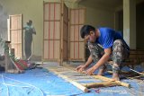 Perajin menyelesaikan pembuatan produk penyekat ruangan berbahan dari rotan di salah satu Industri Kecil Menengah (IKM) Desa Nesu Aceh, Kecamatan Baiturrahman, Banda Aceh, Aceh, Sabtu (6/2/2021). Industri Kecil Menengah (IKM) yang memproduksi aneka produk kerajinan dari rotan itu mulai bangkit, namun saat ini hanya mengandalkan pasar lokal. ANTARA FOTO/Ampelsa.