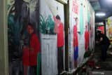 Warga melukis mural di dinding di kampung pecinan Tambak Bayan, Surabaya, Jawa Timur, Sabtu (6/2/2021) malam. Kegiatan yang dilakukan sejumlah mahasiwa dan warga itu untuk mempercantik kampung pecinan Tambak Bayan dalam menyambut perayaan Tahun Baru Imlek 2572 yang jatuh pada Jumat 12 Februari mendatang. Antara Jatim/Didik/Zk