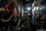 Warga melukis mural di dinding di kampung pecinan Tambak Bayan, Surabaya, Jawa Timur, Sabtu (6/2/2021) malam. Kegiatan yang dilakukan sejumlah mahasiwa dan warga itu untuk mempercantik kampung pecinan Tambak Bayan dalam menyambut perayaan Tahun Baru Imlek 2572 yang jatuh pada Jumat 12 Februari mendatang. Antara Jatim/Didik/Zk