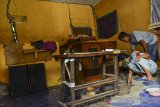 Warga menunjukkan kondisi rumah yang rusak akibat pergerakan tanah di Kampung Munjul, Kecamatan Cineam, Kabupaten Tasikmalaya, Jawa Barat, Senin (8/2/2021). Sebanyak 84 rumah warga retak akibat pergerakan tanah di Kepunduhan Munjul dan Kalangsari. ANTARA JABAR/Adeng Bustomi/agr
