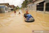 Banjir menggenangi Dusun Manisrenggo, Desa Gondangmanis, Kecamatan Bandar Kedungmulyo, Kabupaten Jombang, Jawa Timur, Jumat (5/2/2021). Banjir yang disebabkan meluapnya avur sungai Konto dan Gude mengakibatkan tujuh Dusun di empat Desa Kecamatan Bandar Kedungmulyo tergenang banjir dengan ketinggian air mencapai 1,5 meter. Antara Jatim/Syaiful Arif/zk.