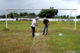 Pekerja mengukur luas lapangan  Stadion R Soenarto Hadiwidjojo di Pamekasan, Jawa Timur, Sabtu (6/2/2021). Stadion yang diperuntukkan sebagai pusat latihan MU dan pembinaan Madura United Football Academy (MUFA) dengan standar Asian Football Confederation (AFC) itu, ditargetkan selesai pada bulan Juli mendatang. Antara Jatim/Saiful Bahri/zk.