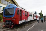 Wali Kota Madiun Maidi (kedua kanan) didampingi Direktur Pengembangan PT INKA (Persero) Agung Sedaju (kiri) meninjau rangkaian Kereta Medik Darurat atau Emergency Medical Train (EMT) di kawasan PT INKA (Persero) Madiun, Jawa Timur, Sabtu (6/2/2021). Pemkot Madiun bersama PT INKA mulai mengoperasikan kereta yang digunakan sebagai rumah sakit lapangan untuk ruang isolasi pasien positif COVID-19 mulai Jumat (5/2) dan hingga Sabtu (6/2) sebanyak 10 pasien mulai menjalani isolasi di EMT buatan PT INKA tersebut. Antara Jatim/Siswowidodo/zk.