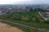 Foto udara lahan bekas Pasar Tradisional Angso Duo yang terbengkalai di Pasar Jambi, Jambi, Sabtu (6/2/2021). Lahan bekas pembongkaran pasar tradisional pada 2018 lalu milik Pemerintah Provinsi Jambi yang diwacanakan akan difungsikan sebagai Ruang Terbuka Hijau (RTH) tersebut kini terbengkalai. ANTARA FOTO/Wahdi Septiawan/foc.