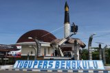 Anggota Persatuan Wartawan Indoensia (PWI) Bengkulu mengecat tugu pers di Bengkulu, Minggu (7/2/2021). Pengecatan tersebut guna memperindah tugu tersebut jelang Hari Pers Nasional (HPN) 2021 di Bengkulu. ANTARA FOTO/David Muharmansyah/aww.