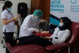 Karyawan BUMN yang merupakan penyintas COVID-19 mengikuti donor plasma konvalesen dalam program Plasma BUMN Untuk Indonesia di Unit Transfusi Darah PMI Provinsi Bali, Denpasar, Bali, Senin (8/2/2021). Kegiatan tersebut mengajak para karyawan BUMN yang pernah terinfeksi COVID-19 untuk melakukan donor plasma konvalesen guna membantu penyembuhan bagi para penderita COVID-19 di Bali. ANTARA FOTO/Nyoman Hendra Wibowo/nym.