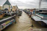 Kondisi Jalan Raya kawasan pertokoan yang terendam banjir di Pamanukan, Kabupaten Subang, Jawa Barat, Selasa (9/2/2021). Pamanukan menjadi kawasan paling parah terendam dari 11 kecamatan di Kabupaten Subang yang mengalami bencana banjir yang terjadi sejak Minggu malam (7/2) lalu akibat intensitas curah hujan yang tinggi dan meluapnya Sungai Cipunagara. ANTARA JABAR/Novrian Arbi/agr