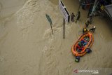 Tim SAR Gabungan menggunakan perahu untuk evakuasi melintasi derasnya arus banjir di Pamanukan, Kabupaten Subang, Jawa Barat, Selasa (9/2/2021).Pamanukan menjadi kawasan paling parah terendam dari 11 kecamatan di Kabupaten Subang yang mengalami bencana banjir yang terjadi sejak Minggu malam (7/2) lalu akibat intensitas curah hujan yang tinggi dan meluapnya Sungai Cipunagara. ANTARA JABAR/Novrian Arbi/agr
