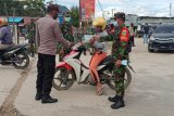 Personel TNI-Polri bagi masker ke warga Enarotali Paniai