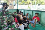 Anak Kampung Nafri belajar bersama di pos Satgas Yonif MR 413 Kostrad