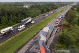 Foto udara jalan tol ambles di ruas tol Cikopo-Palimanan (Cipali) KM 122, Kabupaten Indramayu, Jawa Barat, Selasa (9/2/2021). Jalan tol Cipali KM 122 ambles pada hari Selasa (9/2) pukul 03.00 dini hari dan mengakibatkan penutuan satu jalur arah Cirebon-Jakarta. ANTARA JABAR/M Agung Rajasa/agr