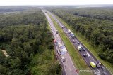 Foto udara jalan tol ambles di ruas tol Cikopo-Palimanan (Cipali) KM 122, Kabupaten Indramayu, Jawa Barat, Selasa (9/2/2021). Jalan tol Cipali KM 122 ambles pada hari Selasa (9/2) pukul 03.00 dini hari dan mengakibatkan penutuan satu jalur arah Cirebon-Jakarta. ANTARA JABAR/M Agung Rajasa/agr