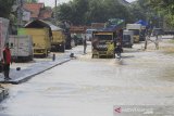 Pengendara menerobos banjir yang menggenang di jalur Pantura Kandanghaur, Indramayu, Jawa Barat, Selasa (9/2/2021). Banjir setinggi 40 cm merendam jalur Pantura Kandanghaur sejak Senin (8/2) itu menyebabkan antrean kendaraan yang cukup panjang. ANTARA JABAR/Dedhez Anggara/agr