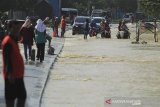 Pengendara menerobos banjir yang menggenang di jalur Pantura Kandanghaur, Indramayu, Jawa Barat, Selasa (9/2/2021). Banjir setinggi 40 cm merendam jalur Pantura Kandanghaur sejak Senin (8/2) itu menyebabkan antrean kendaraan yang cukup panjang. ANTARA JABAR/Dedhez Anggara/agr