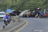 Pengungsi korban banjir mendirikan tenda darurat di jalan raya Pantura desa Jumbleng, Losarang, Indramayu, Jawa Barat, Selasa (9/2/2021). Badan Penanggulangan Bencana Daerah (BPBD) Kab. Indramayu mengatakan jumlah pengungsi korban banjir Indramayu mencapai 15 ribu jiwa. ANTARA JABAR/Dedhez Anggara/agr