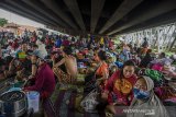 Warga korban banjir beraktivitas di area pengungsian sementara di bawah Jembatan Layang di Pamanukan, Kabupaten Subang, Jawa Barat, Selasa (9/2/2021).  Sedikitnya terdata 32 ribu orang dari 5764 kepala keluarga yang mengungsi akibat terdampak banjir yang melanda 75 desa dari 11 kecamatan di Kabupaten Subang sejak Minggu malam (7/2) lalu. ANTARA JABAR/Novrian Arbi/agr