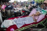 Seorang lansia korban banjir terbaring di area pengungsian sementara di bawah Jembatan Layang di Pamanukan, Kabupaten Subang, Jawa Barat, Selasa (9/2/2021).  Sedikitnya terdata 32 ribu orang dari 5764 kepala keluarga yang mengungsi akibat terdampak banjir yang melanda 75 desa dari 11 kecamatan di Kabupaten Subang sejak Minggu malam (7/2) lalu. ANTARA JABAR/Novrian Arbi/agr