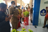 Bupati Kapuas Hulu Abang Muhammad Nasir meresmikan gedung Kantor Dinas Pendidikan dan Kebudayaan Kapuas Hulu wilayah Kalimantan Barat, Selasa (9/2/2021). FOTO ANTARA/Timotius