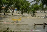 Kondisi sejumlah makam yang terendam banjir di Tempat Pemakaman Umum (TPU) Kebon Sari, Pamanukan, Kabupaten Subang, Jawa Barat, Selasa (9/2/2021). Ratusan makam di TPU tersebut menjadi salah satu kawasan yang terendam, dari 11 Kecamatan di Kabupaten Subang yang terdampak banjir sejak Minggu (9/2) lalu. ANTARA JABAR/Novrian Arbi/agr