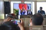 Presiden Joko Widodo menyampaikan sambutan pada peringatan Hari Pers Nasional (HPN) secara virtual yang disaksikan langsung para wartawan di Kapal Aceh Hebat 2, pelabuhan Ulee Lheue Banda Aceh, Aceh, Selasa (9/2/2021). Peringatan HPN secara virtual di tengah pandemi COVID-19 yang dipusatkan di Jakarta itu dihadiri presiden  Joko Widodo itu disaksikan seluruh jurnali dari Sabang (Aceh) sampai Papua. ANTARA FOTO/Ampelsa.